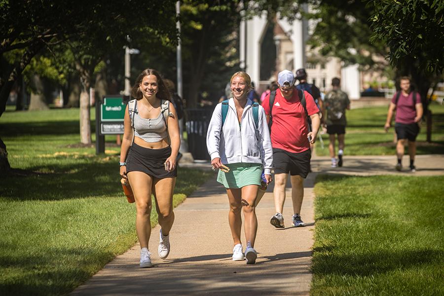 Northwest students cross the main campus in Maryville during the first day of fall classes in August. (Photo by Lauren Adams/<a href='http://axui.mindtinkering.com'>全国网赌正规平台</a>)